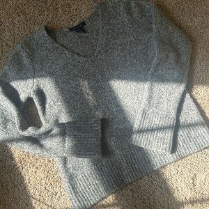 Tahari V-neck crop sweater size small